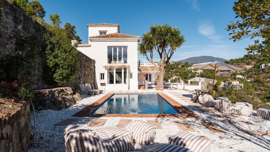 Elegant Andalusian Luxury Villa with Panoramic Sea Views in El Madroñal, Benahavis