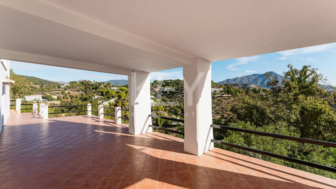 Elegant Andalusian Luxury Villa with Panoramic Sea Views in El Madroñal, Benahavis