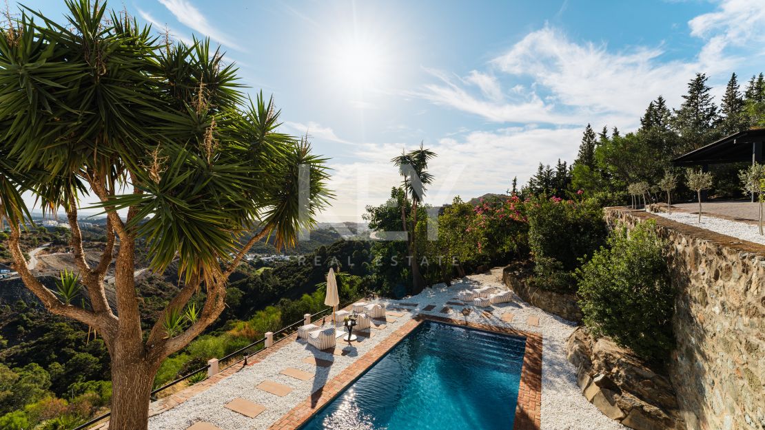 Elegant Andalusian Luxury Villa with Panoramic Sea Views in El Madroñal, Benahavis