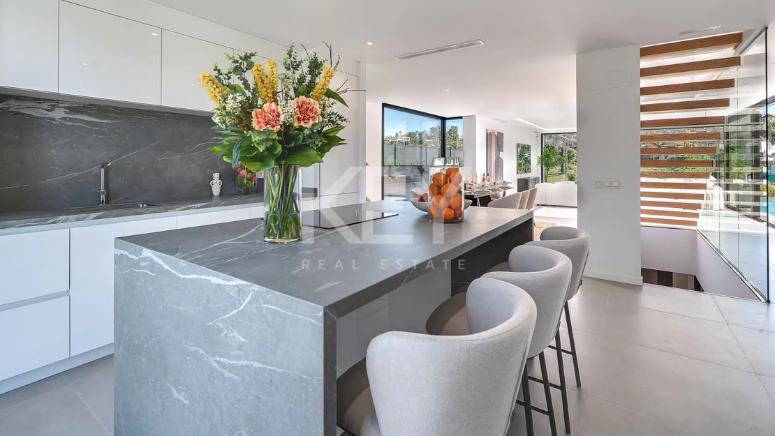 Stunning Golf Front Line Villa just minites from Puerto Banus, Marbella