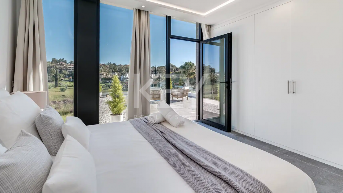 Stunning Golf Front Line Villa just minites from Puerto Banus, Marbella