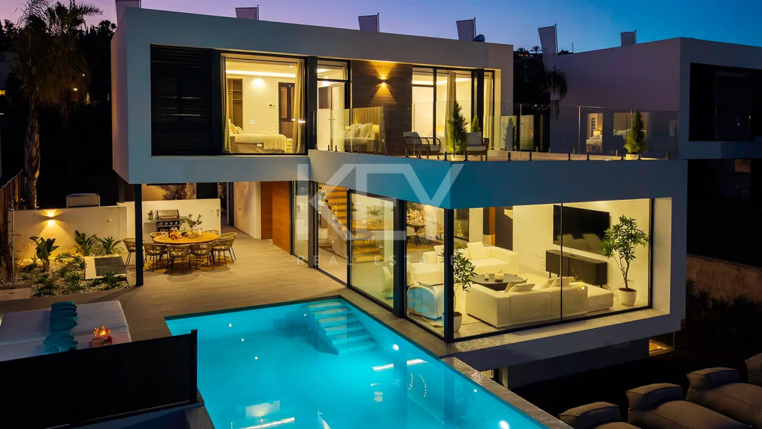 Stunning Golf Front Line Villa just minites from Puerto Banus, Marbella