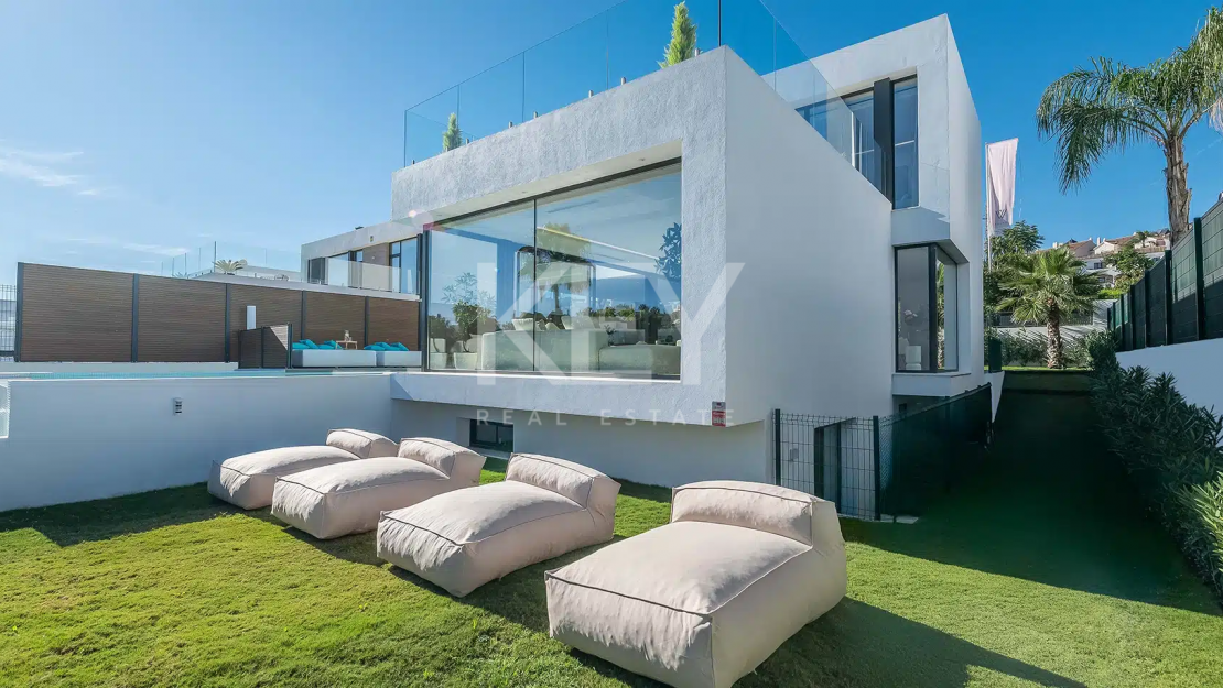 Stunning Golf Front Line Villa just minites from Puerto Banus, Marbella