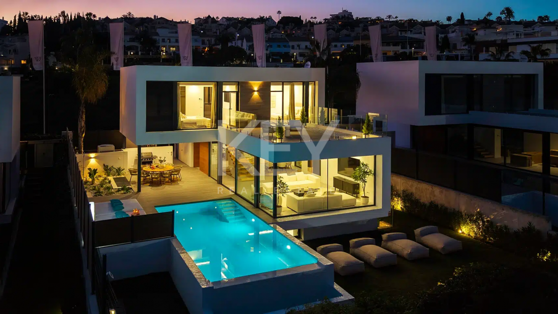 Stunning Golf Front Line Villa just minites from Puerto Banus, Marbella