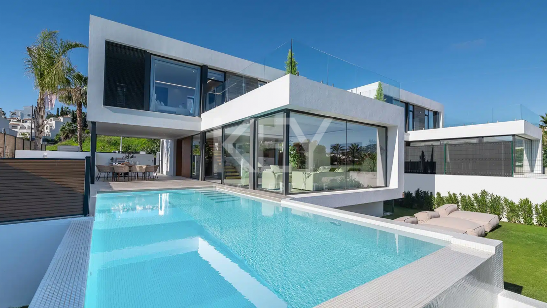 Stunning Golf Front Line Villa just minites from Puerto Banus, Marbella