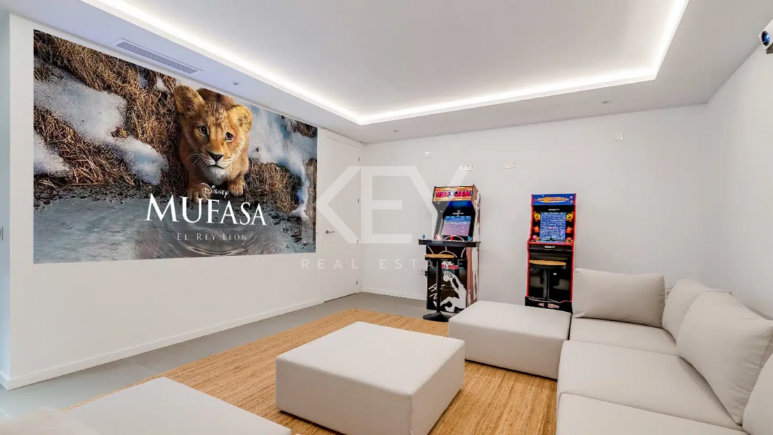 Stunning Golf Front Line Villa just minites from Puerto Banus, Marbella