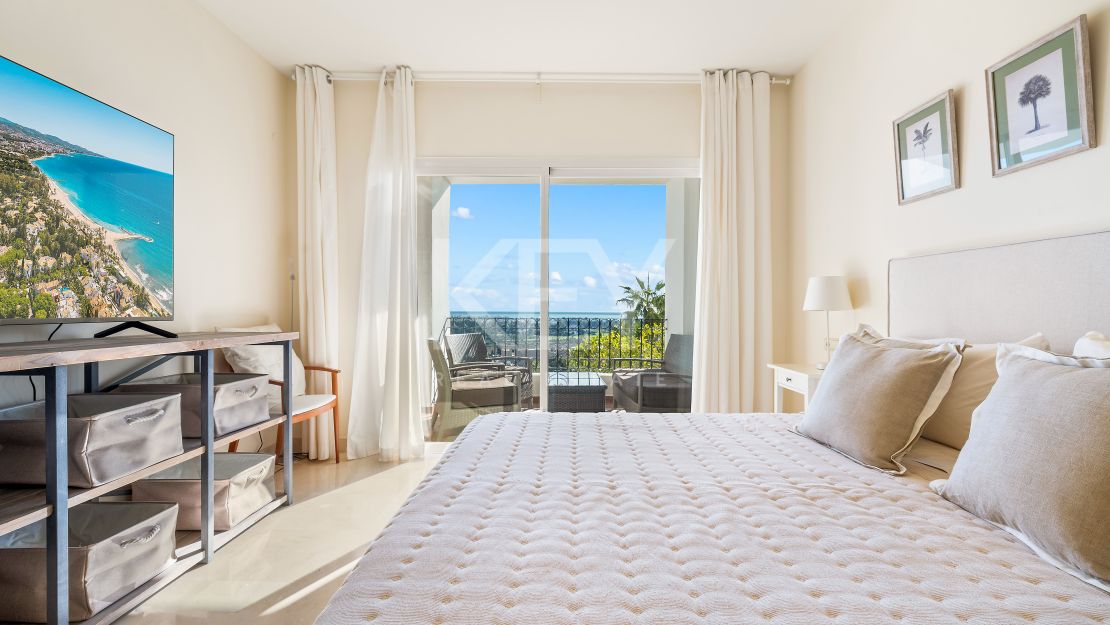 Recently Renovated 2 Bedroom Apartment with Sea Views in Benahavis, Marbella