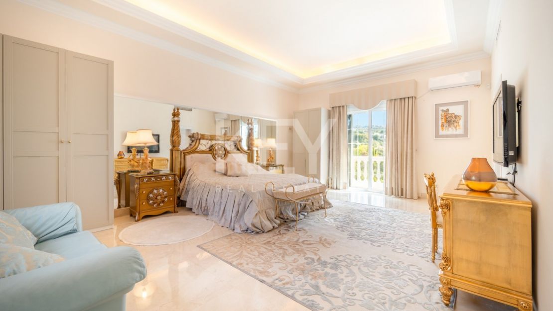 ELEGANT VILLA IN LA ZAGALETA WITH PANORAMIC SEA AND MOUNTAIN VIEWS