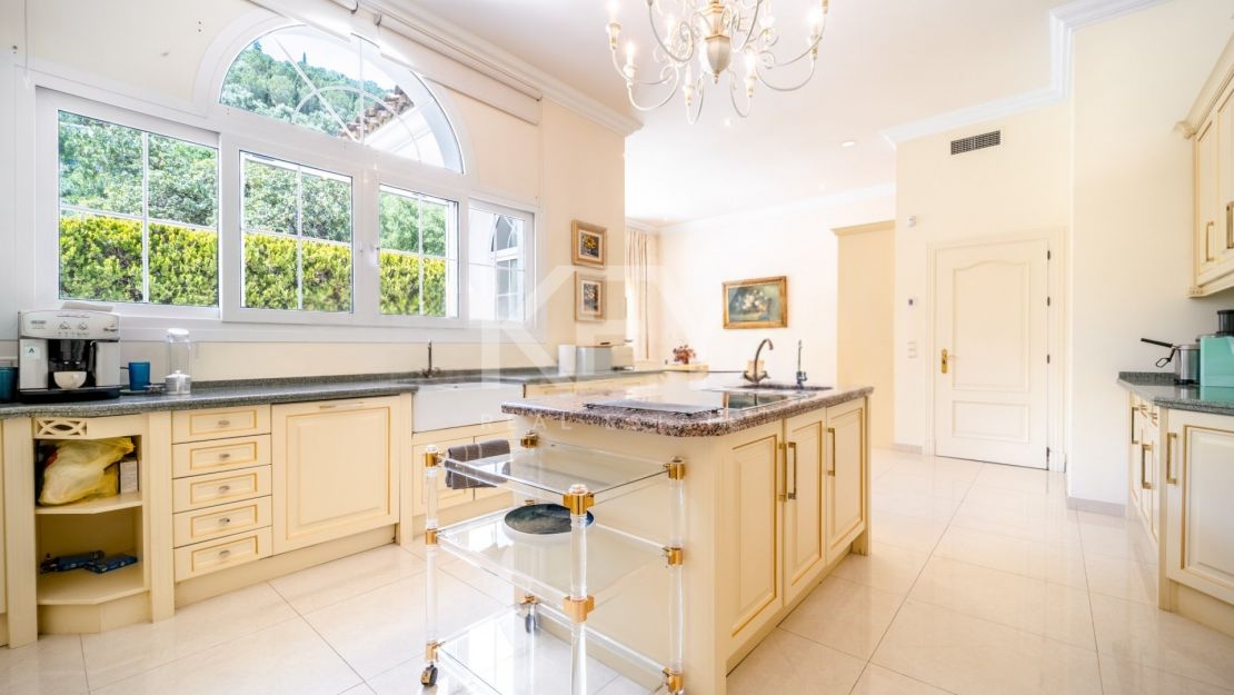 ELEGANT VILLA IN LA ZAGALETA WITH PANORAMIC SEA AND MOUNTAIN VIEWS