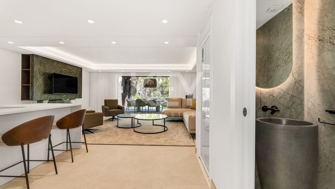 Frontline Beach luxury townhouse completely renovated in the New Golden Mile