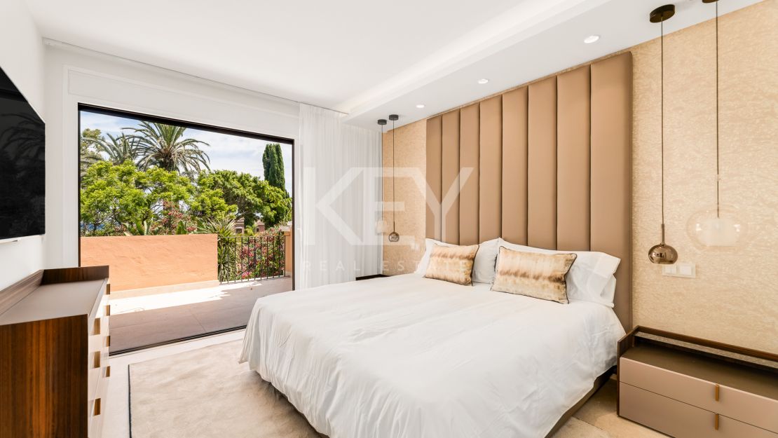 Frontline Beach luxury townhouse completely renovated in the New Golden Mile