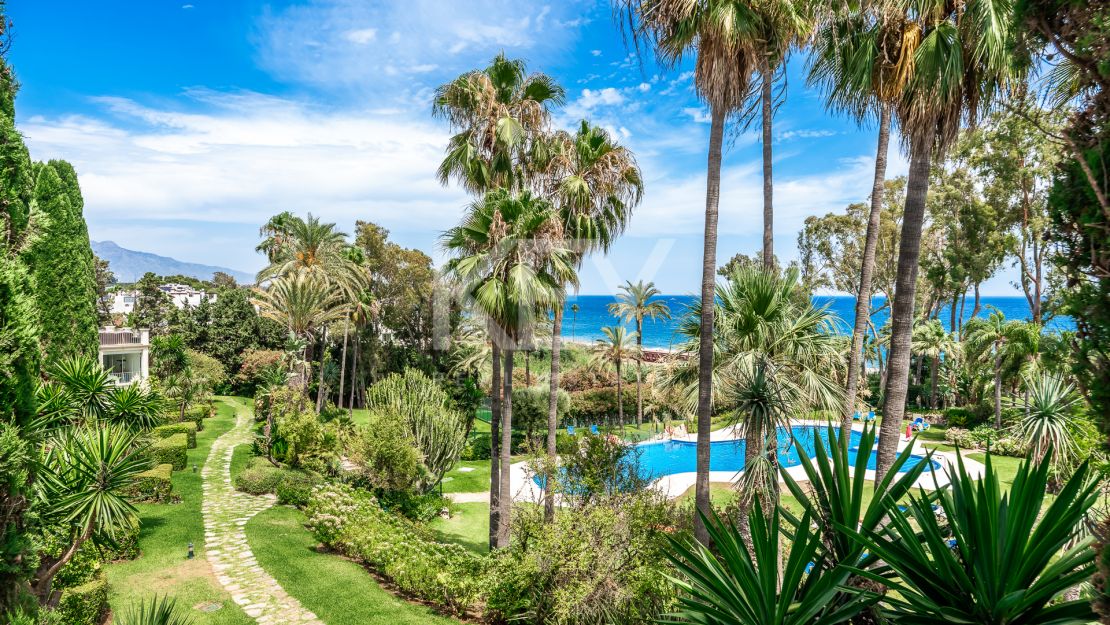 Frontline Beach luxury townhouse completely renovated in the New Golden Mile