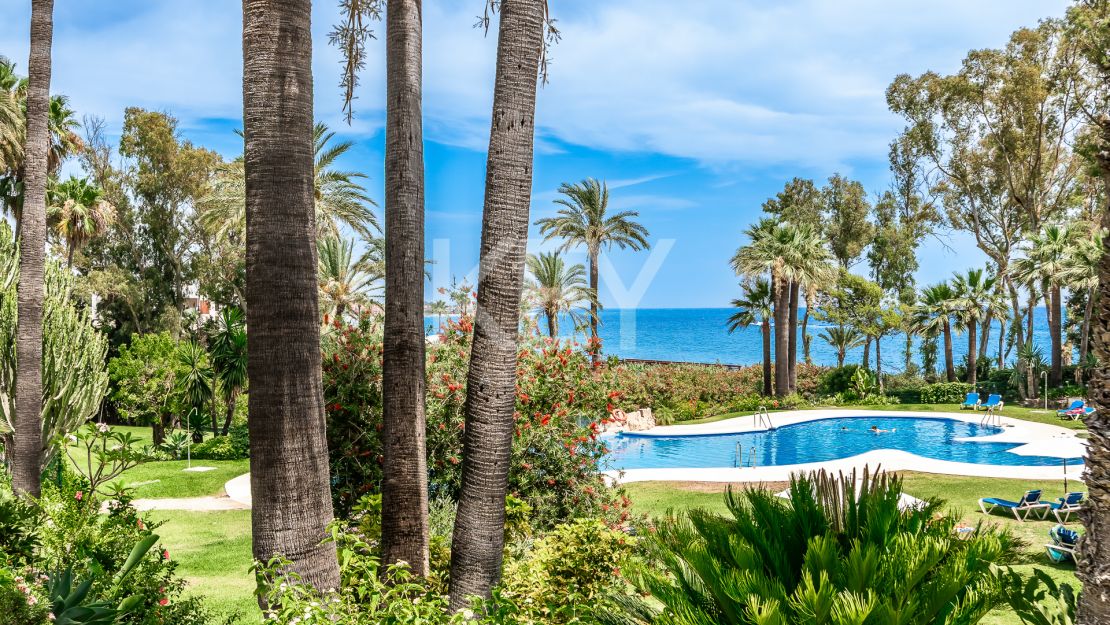 Frontline Beach luxury townhouse completely renovated in the New Golden Mile