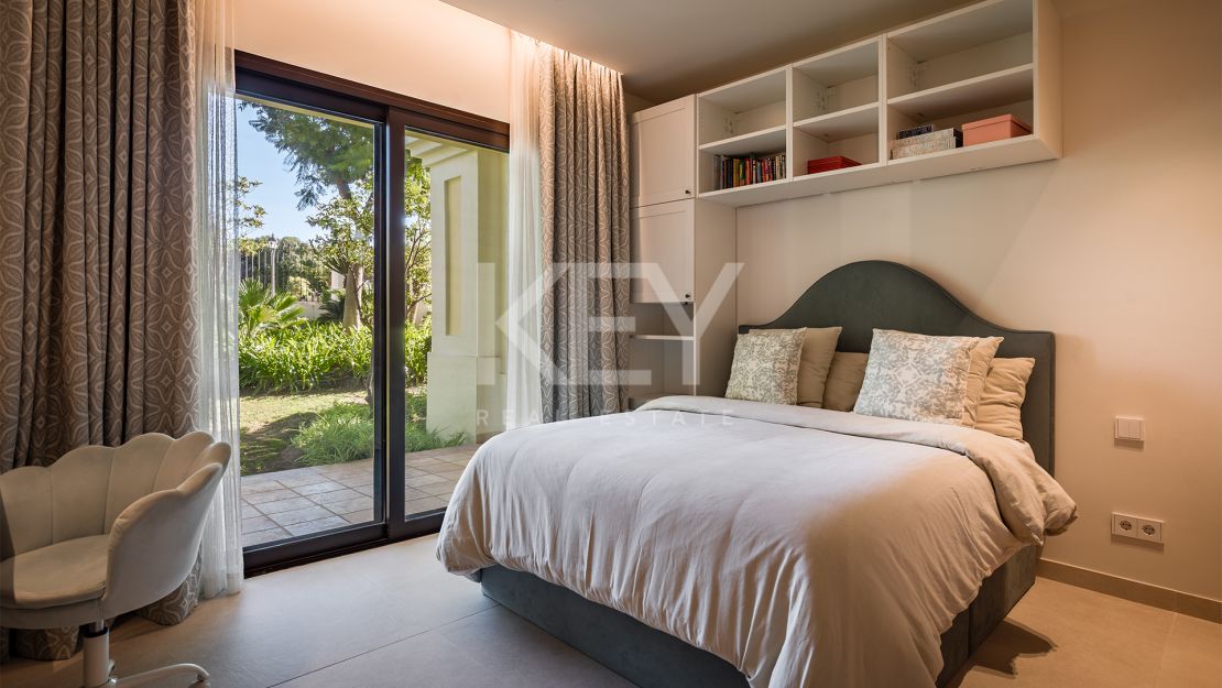 Beautiful Apartment with a Private Garden and Pool in Aloha Golf, Marbella