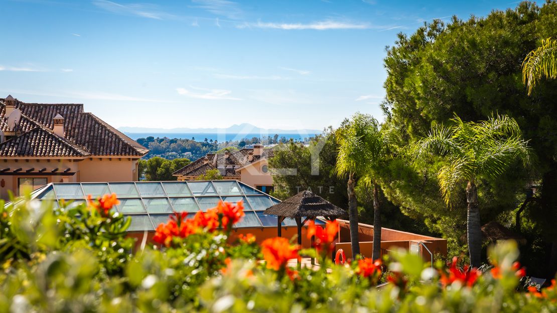 Beautiful Apartment with a Private Garden and Pool in Aloha Golf, Marbella