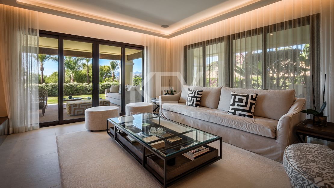 Beautiful Apartment with a Private Garden and Pool in Aloha Golf, Marbella