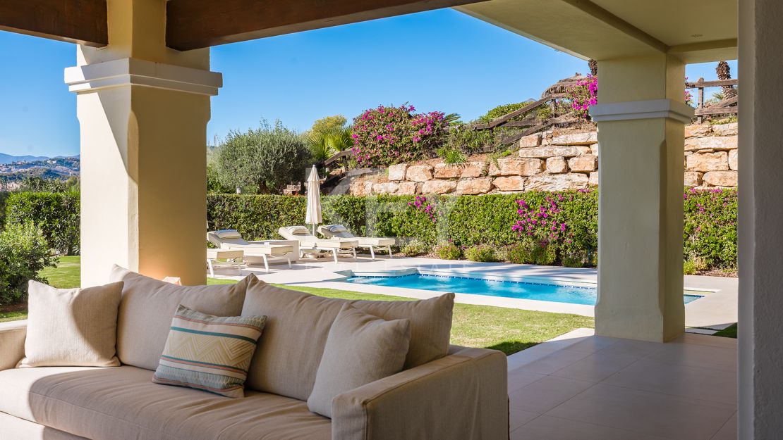 Beautiful Apartment with a Private Garden and Pool in Aloha Golf, Marbella