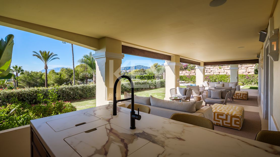 Beautiful Apartment with a Private Garden and Pool in Aloha Golf, Marbella