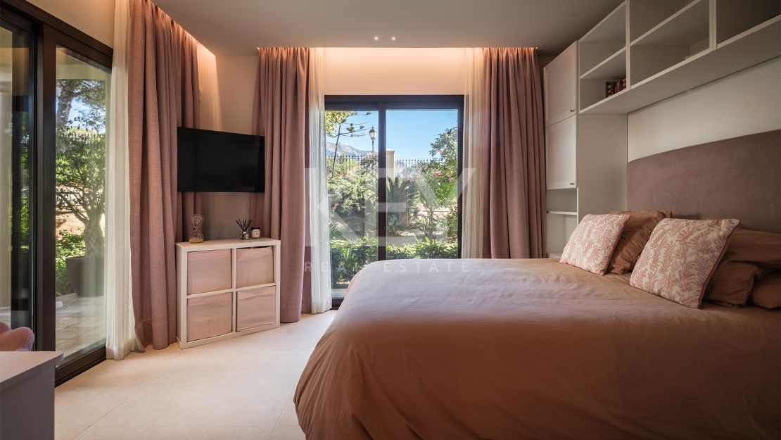 Beautiful Apartment with a Private Garden and Pool in Aloha Golf, Marbella