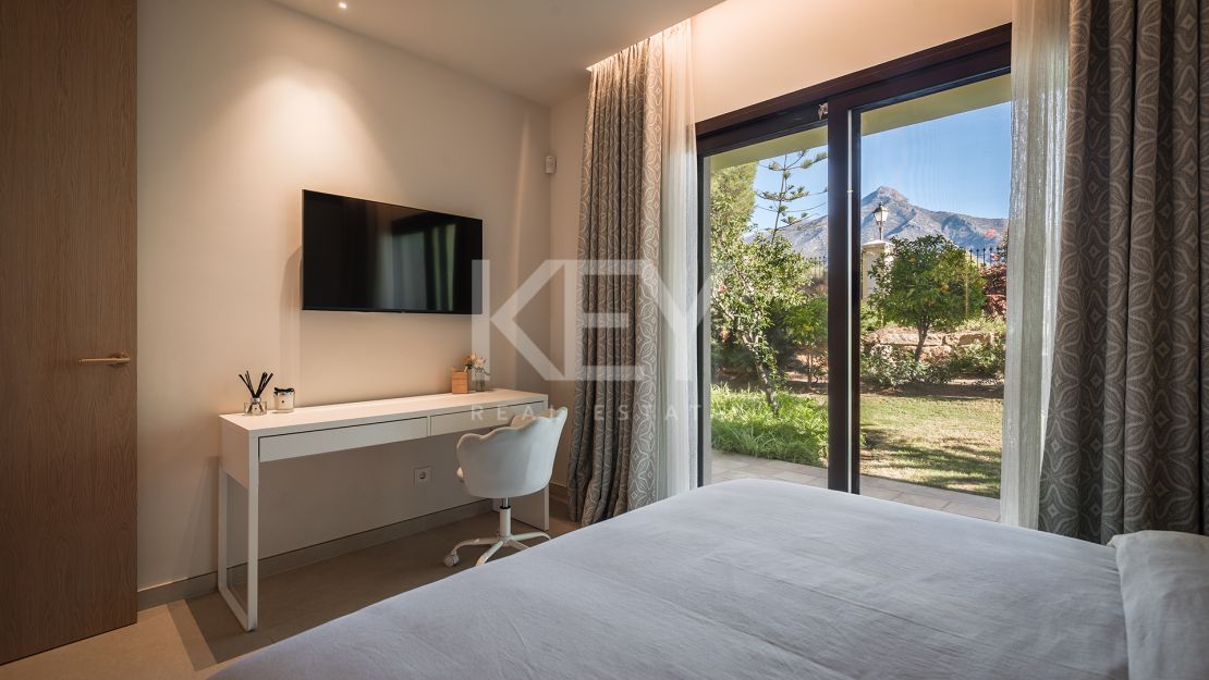 Beautiful Apartment with a Private Garden and Pool in Aloha Golf, Marbella