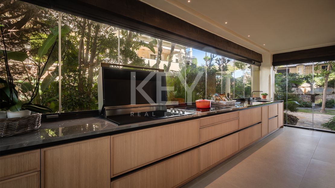 Beautiful Apartment with a Private Garden and Pool in Aloha Golf, Marbella