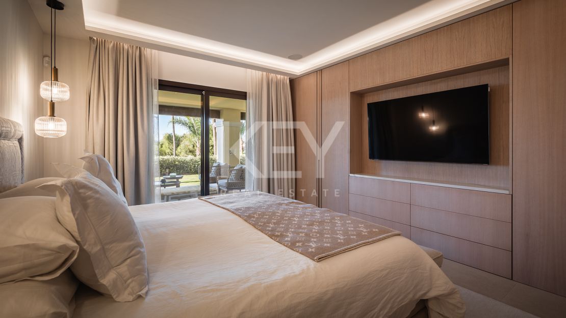 Beautiful Apartment with a Private Garden and Pool in Aloha Golf, Marbella