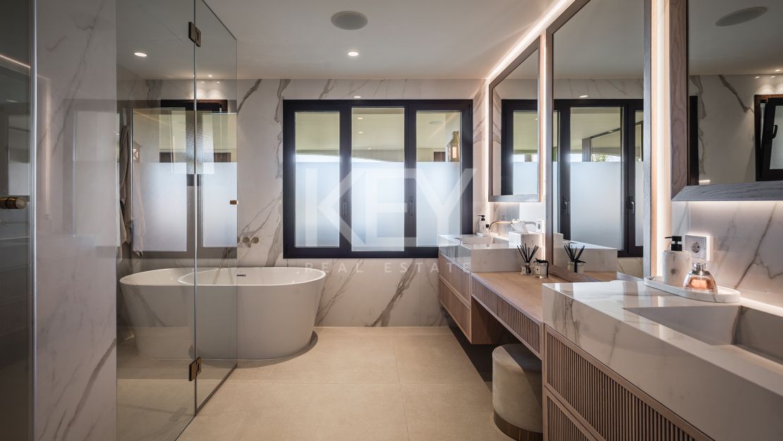 Beautiful Apartment with a Private Garden and Pool in Aloha Golf, Marbella