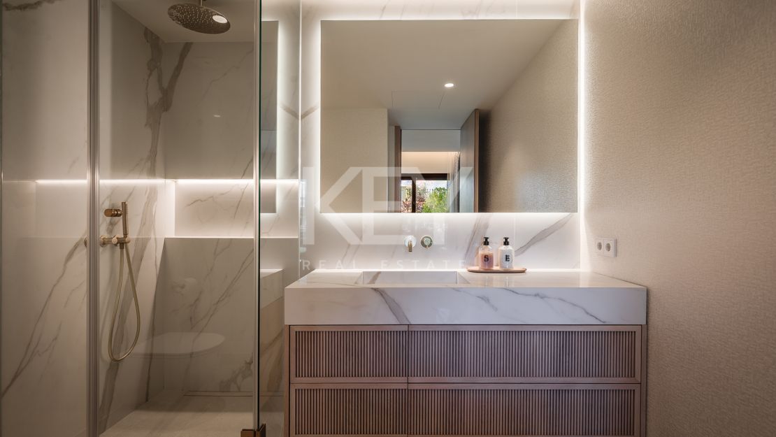 Beautiful Apartment with a Private Garden and Pool in Aloha Golf, Marbella