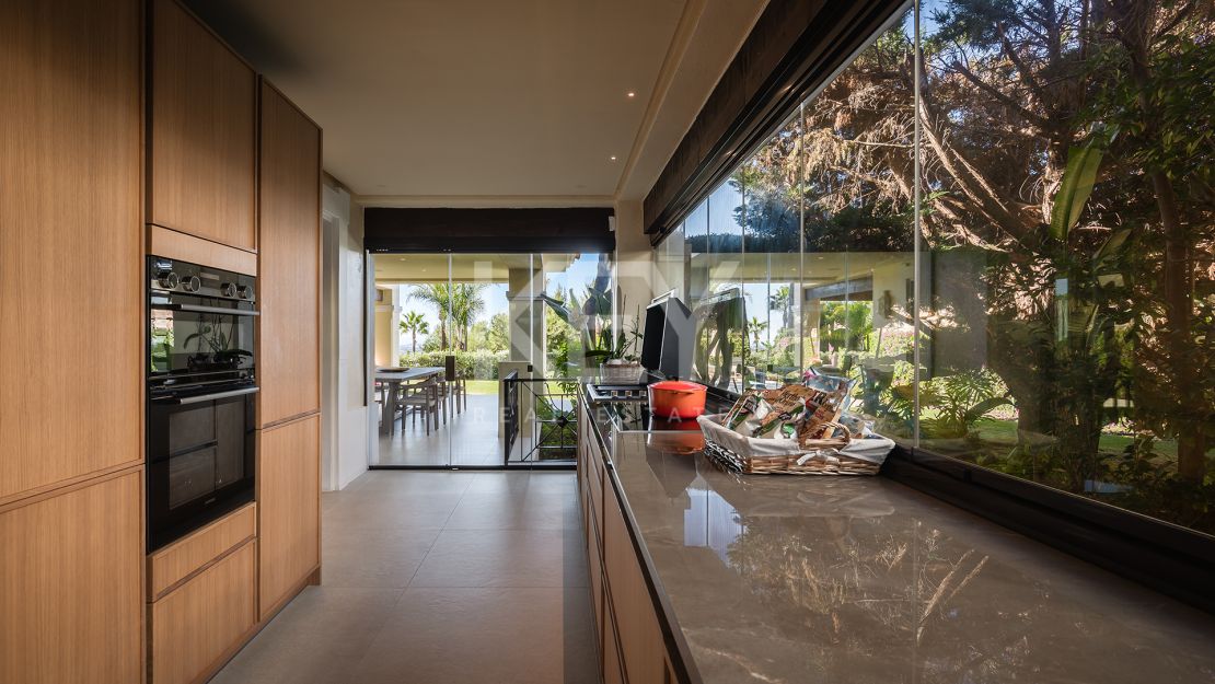 Beautiful Apartment with a Private Garden and Pool in Aloha Golf, Marbella