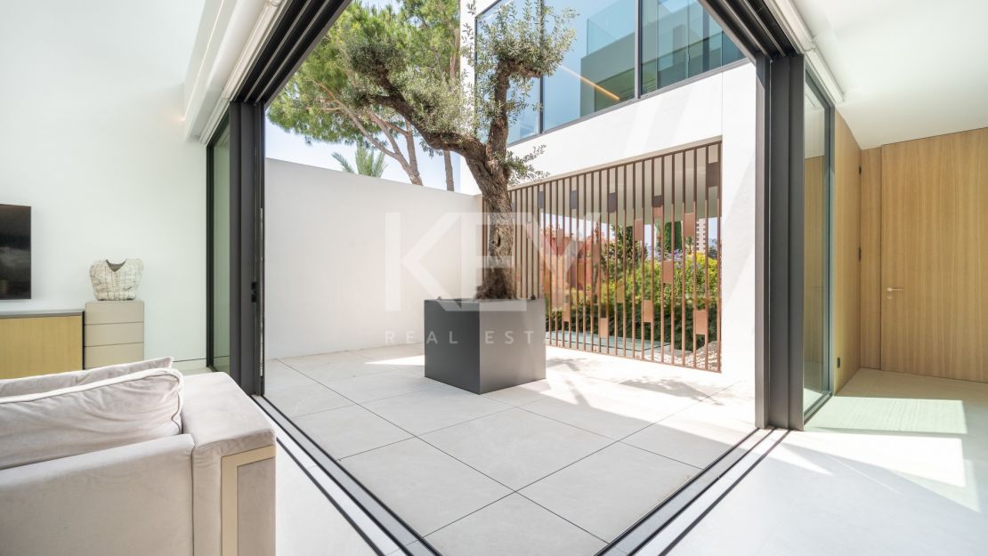 Modern Villa with private pool and views in Nueva Andalucía, Marbella