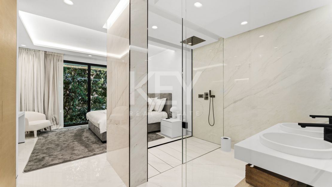 Luxury Beachfront Apartment With Dazzling Sea Views in New Golden Mile, Marbella