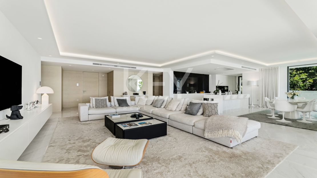 Luxury Beachfront Apartment With Dazzling Sea Views in New Golden Mile, Marbella