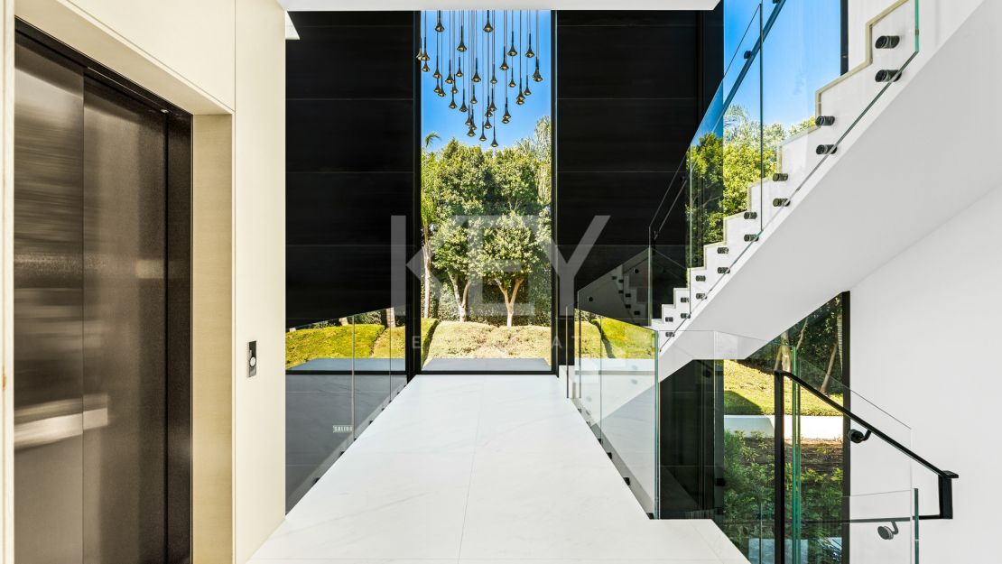 Luxury Beachfront Apartment With Dazzling Sea Views in New Golden Mile, Marbella