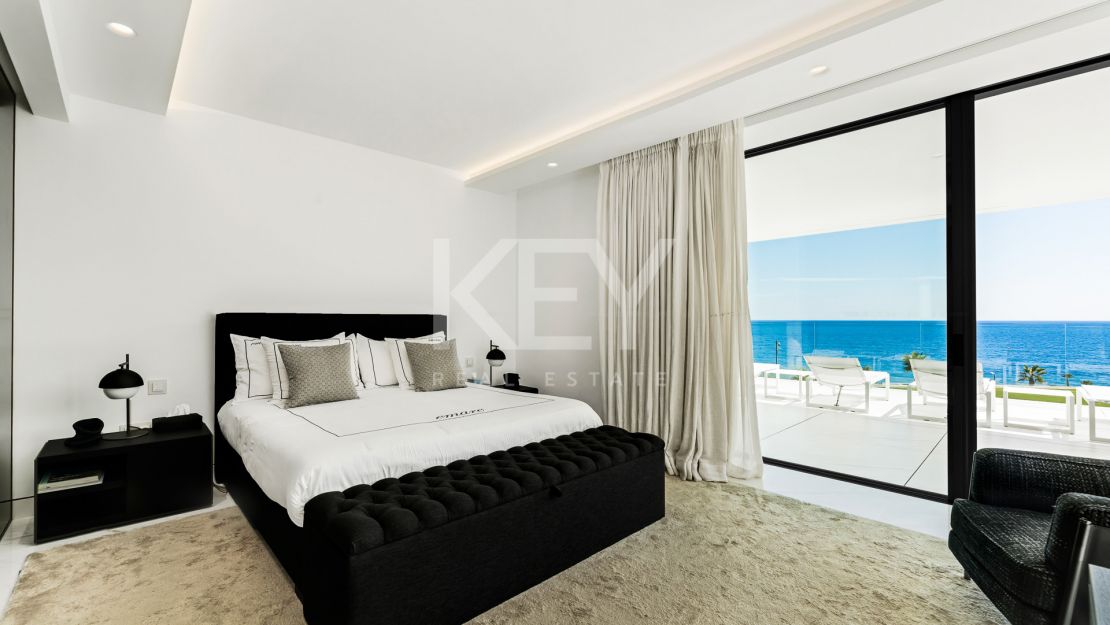 Luxury Beachfront Apartment With Dazzling Sea Views in New Golden Mile, Marbella