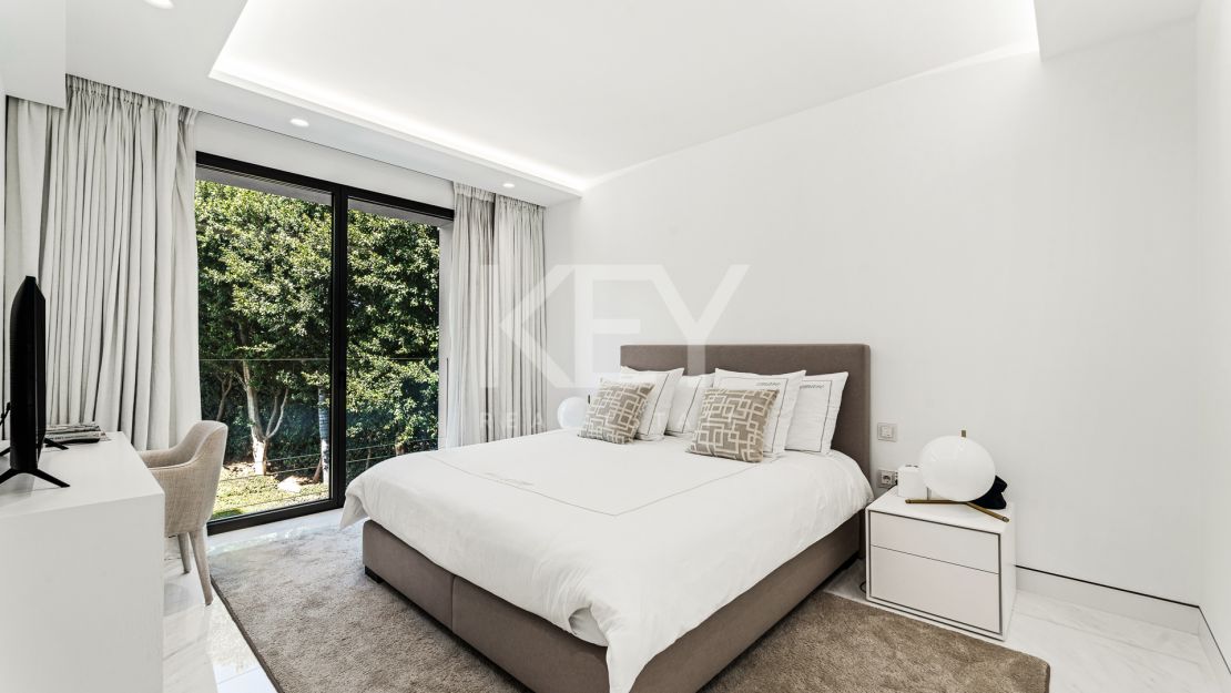 Luxury Beachfront Apartment With Dazzling Sea Views in New Golden Mile, Marbella