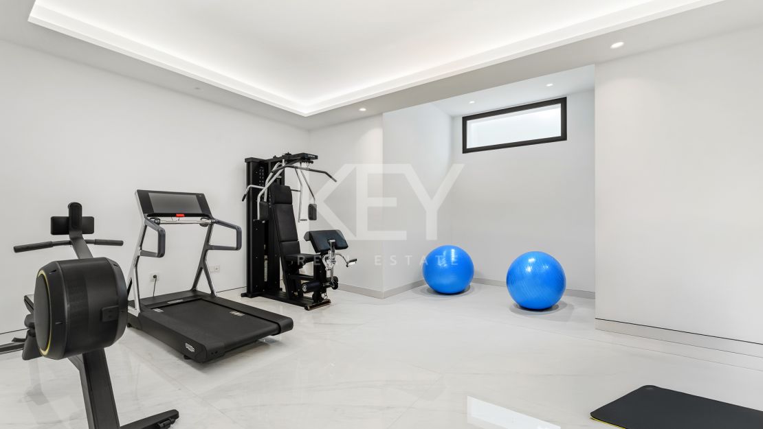 Luxury Beachfront Apartment With Dazzling Sea Views in New Golden Mile, Marbella