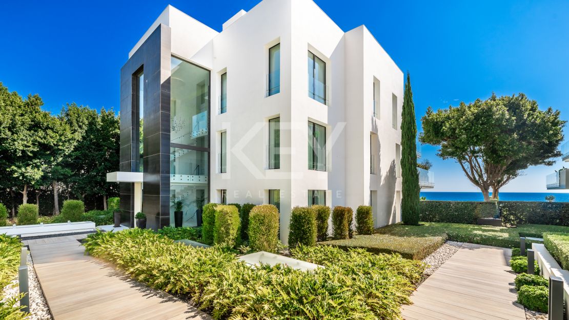 Luxury Beachfront Apartment With Dazzling Sea Views in New Golden Mile, Marbella