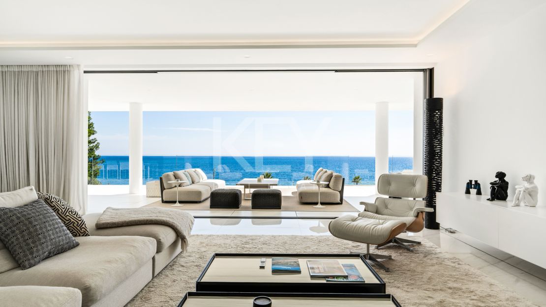 Luxury Beachfront Apartment With Dazzling Sea Views in New Golden Mile, Marbella