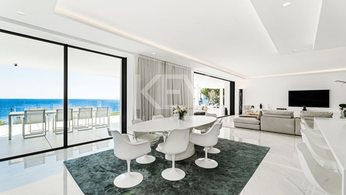 Luxury Beachfront Apartment With Dazzling Sea Views in New Golden Mile, Marbella