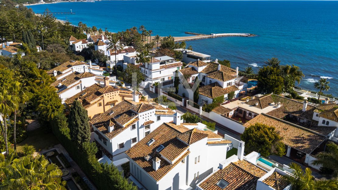 Luxury Villa with Sea Views and Spa in Puente Romano, Marbella