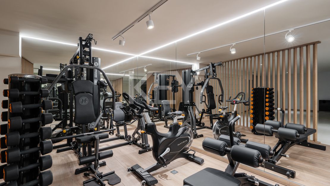 Luxury Villa with Sea Views and Spa in Puente Romano, Marbella