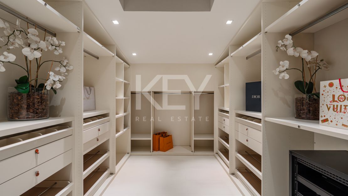 Luxury Villa with Sea Views and Spa in Puente Romano, Marbella