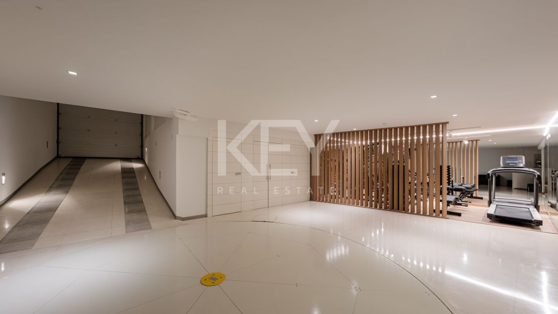 Luxury Villa with Sea Views and Spa in Puente Romano, Marbella