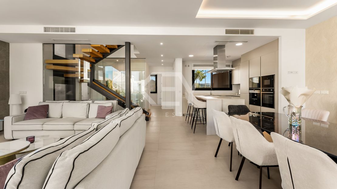 Fantastic semi-detached Villa with Stunning Views in Rio Real, Marbella