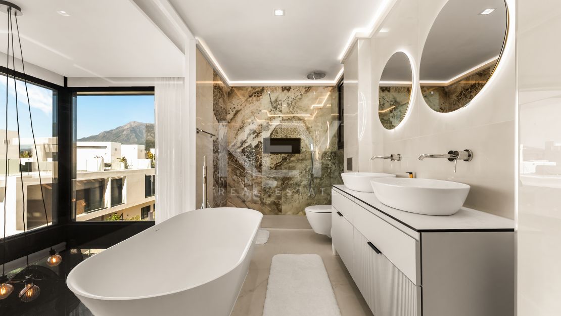 Fantastic semi-detached Villa with Stunning Views in Rio Real, Marbella