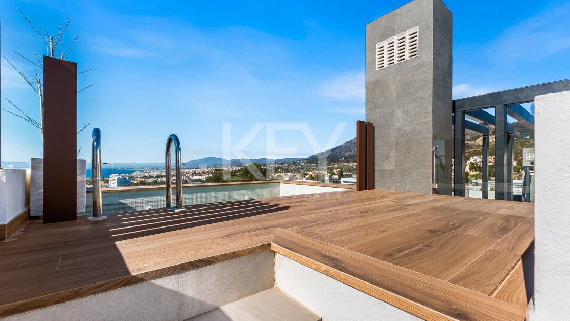 Fantastic semi-detached Villa with Stunning Views in Rio Real, Marbella