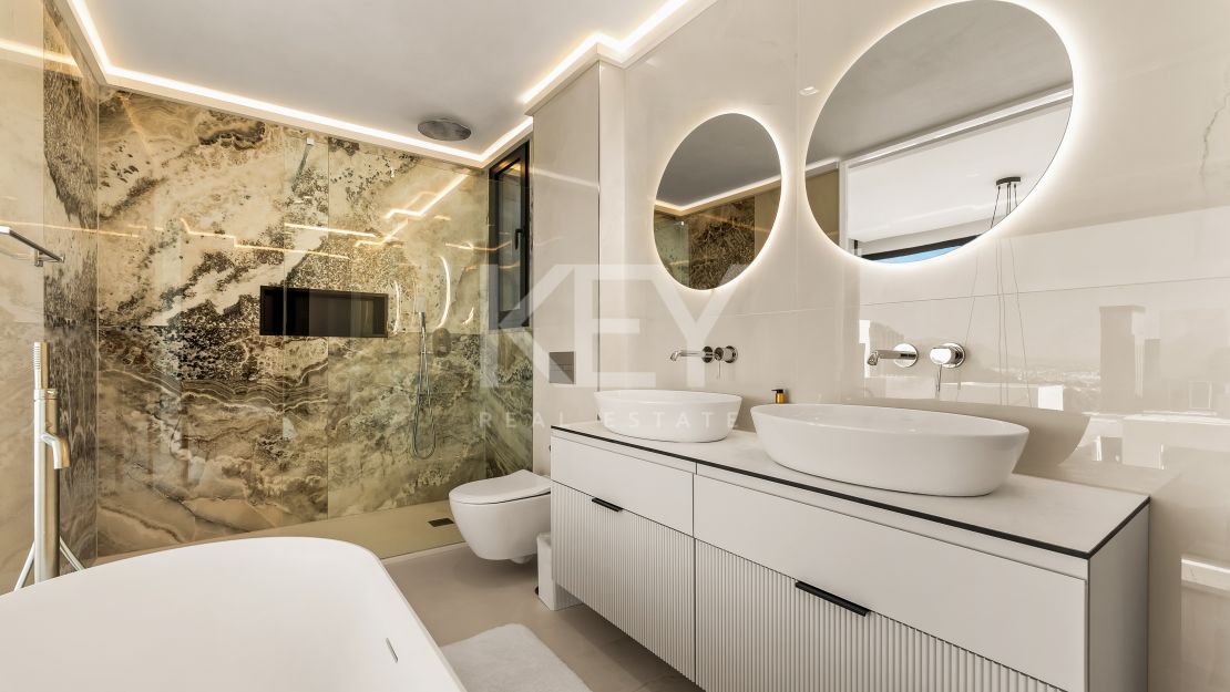 Fantastic semi-detached Villa with Stunning Views in Rio Real, Marbella