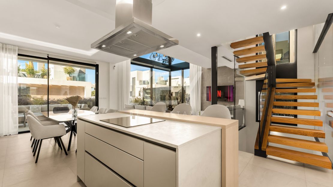 Fantastic semi-detached Villa with Stunning Views in Rio Real, Marbella