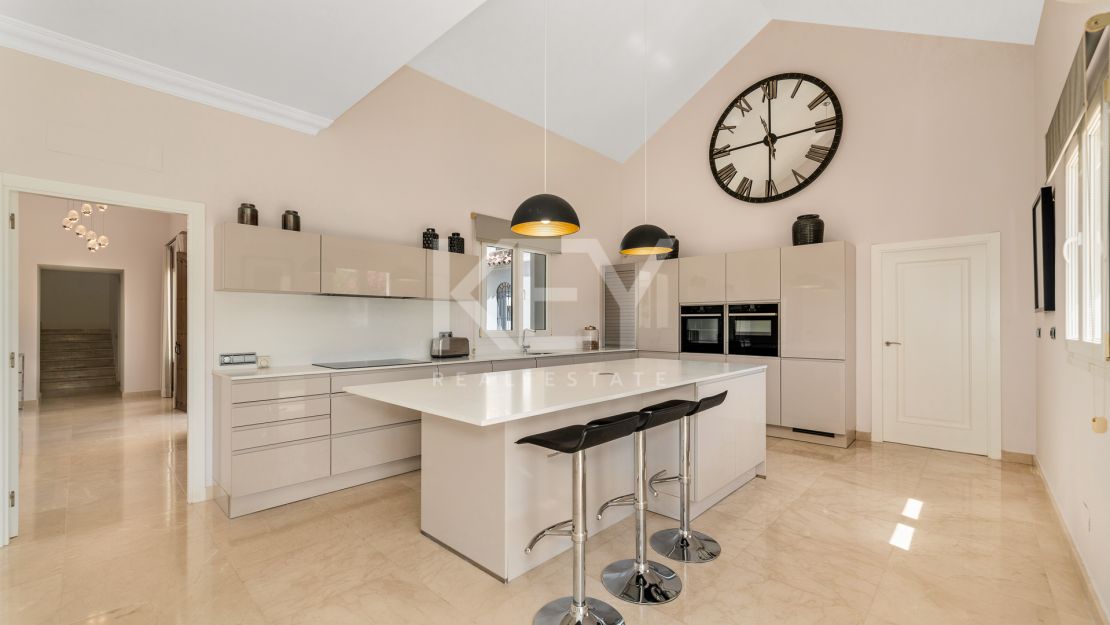 Elegant Andalusian-Style Villa with Sea Views in Marbella Club Golf Resort, Benahavis