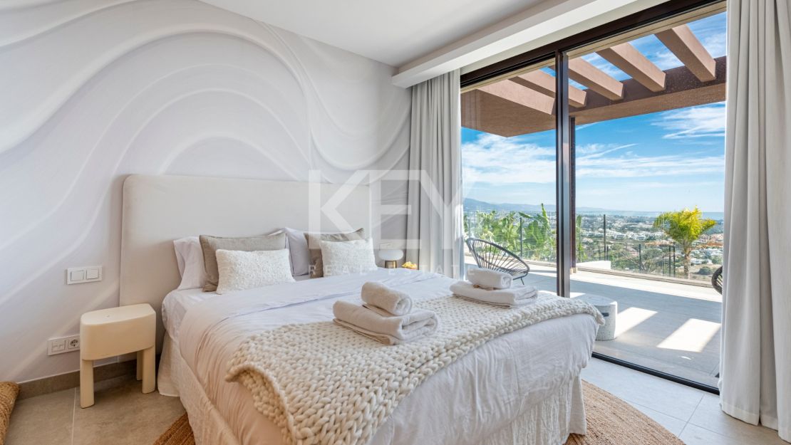 Modern Villa for Sale in La Alquería, Benahavís with Panoramic Sea Views